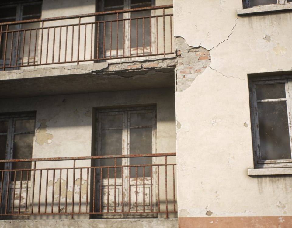 Immeuble HLM ancien avec facade usee et degats visibles.
