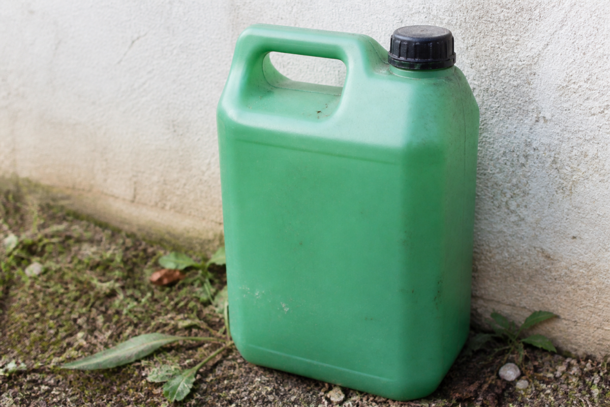 Bidon etanche vert identifie contenant liquide antigel usage