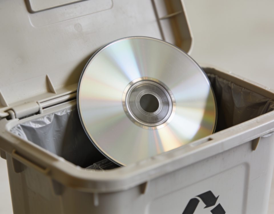 Disque DVD posé dans bac recyclage ouvert