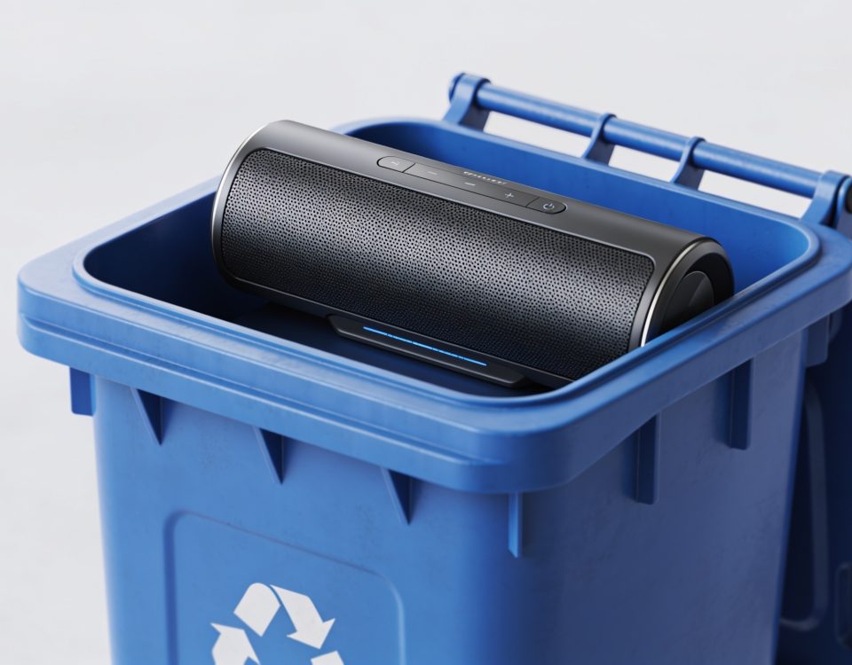 Enceinte sans fil placee dans un bac de recyclage bleu