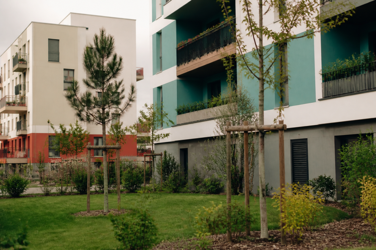 Immeubles modernes neufs aux facades colorees et espaces verts amenages