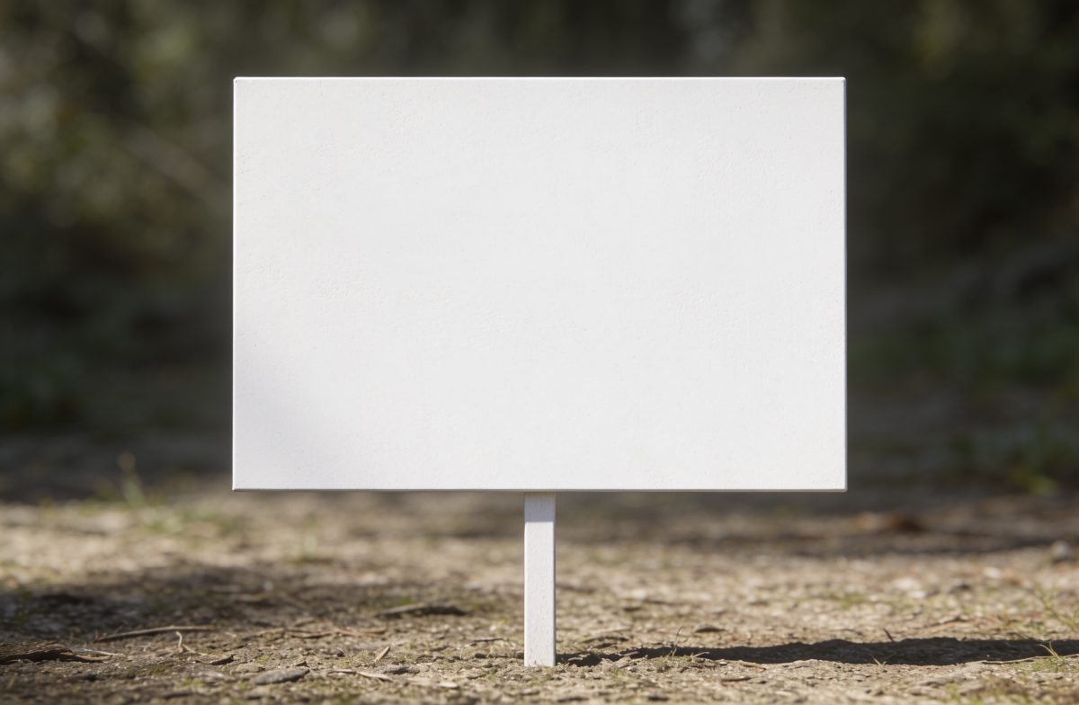 Panneau blanc affiche constructive dresse verticalement au sol.