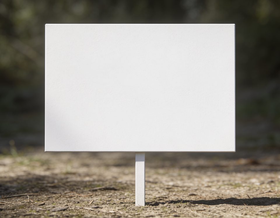 Panneau blanc affiche constructive dresse verticalement au sol.
