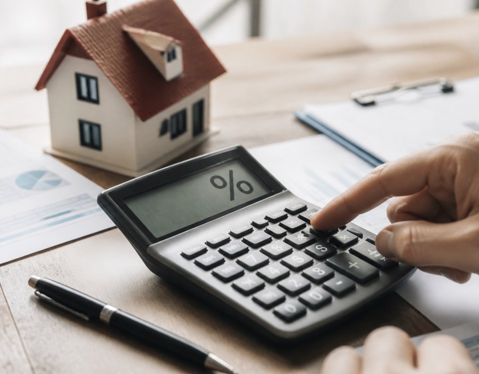 Calculatrice affichant pourcentage avec documents immobiliers et chiffres