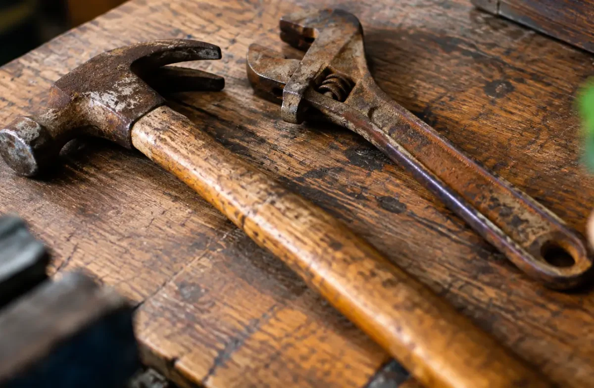 Lames rouillees de deux outils poses sur un etabli