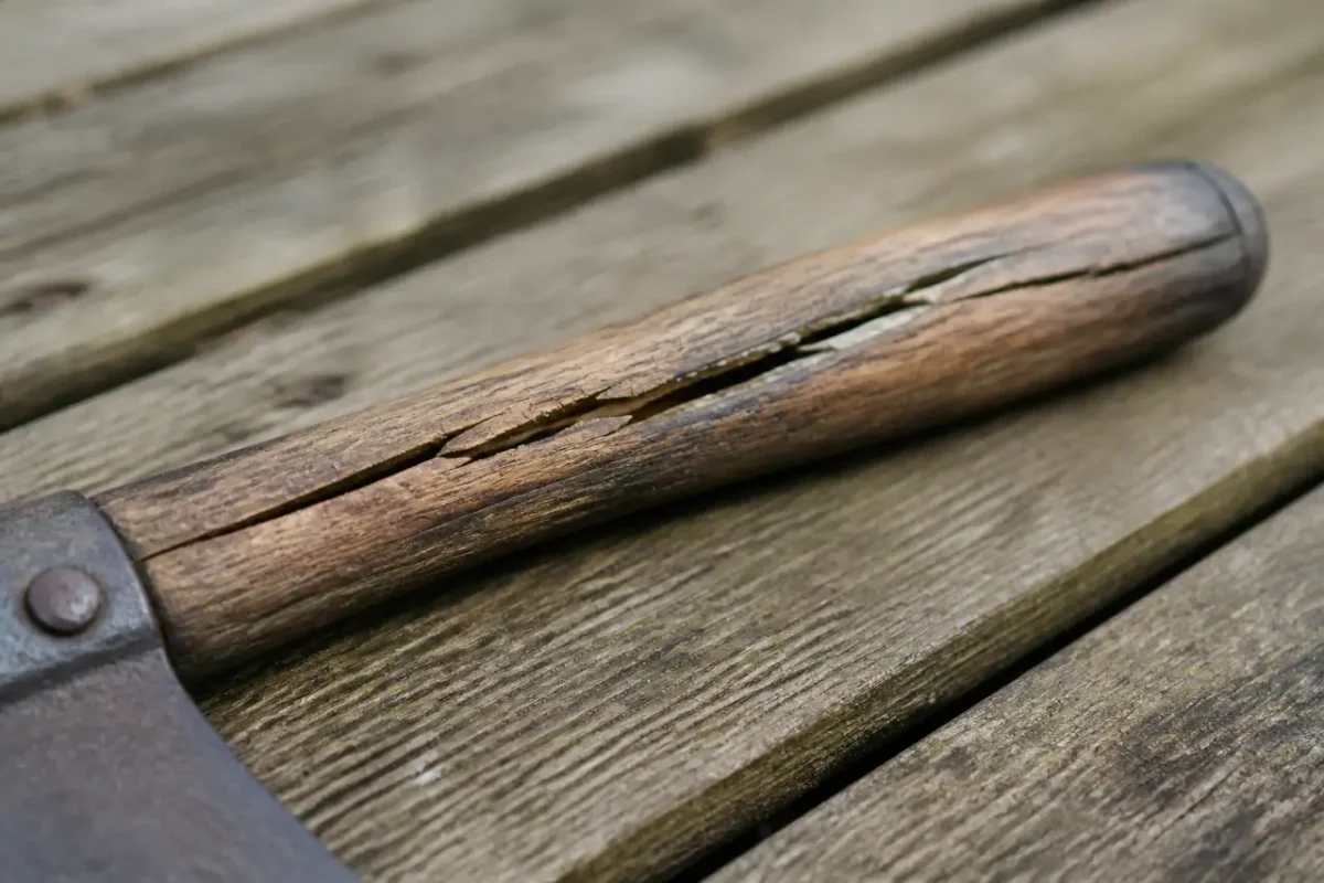 Vieux manche en bois fendu sur une terrasse